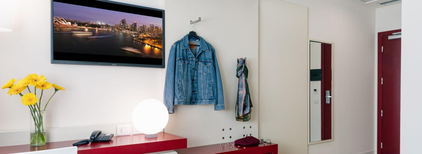 Habitación moderna y acogedora, colores vibrantes, ambiente cálido y relajante.